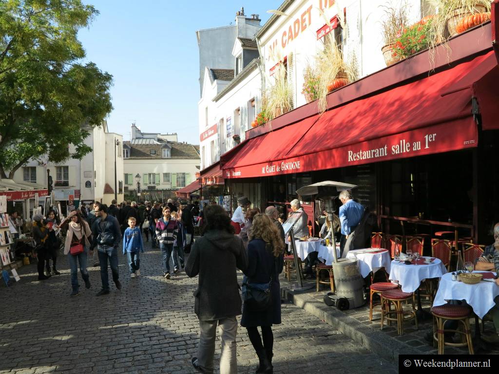 Enkele restaurants met terras op de Place du Tertre. Tips: Leuke restaurants in Parijs..